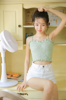 阿珂被小兵挂在树上的照片gif